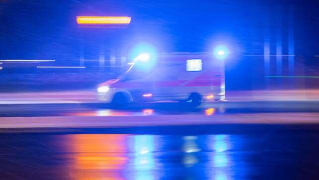 Auto erfasst zwei Fußgänger - Mann in Lebensgefahr