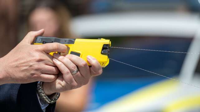 Taser testen auf Streife: Waffe bisher 19-mal eingesetzt