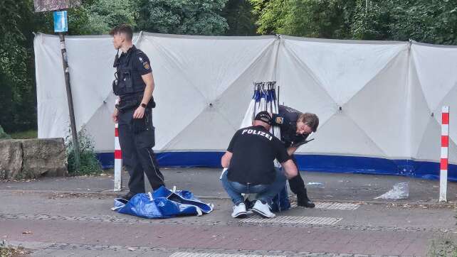 Fußgänger stirbt nach Schlägen - Fahnder suchen Autofahrer