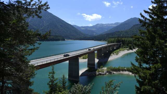 Mann verletzt sich bei Sprung in Sylvensteinsee schwer