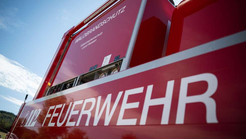 Wald bei Rodenbach in Hessen brennt: Rauch zieht nach Bayern
