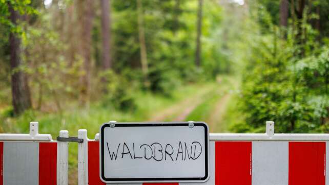 Wald brennt nahe der A93 - 500 Meter von Ortschaft entfernt