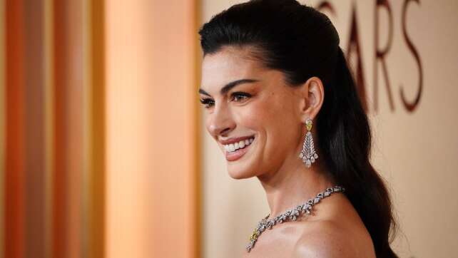 Schwangere Hathaway ulkt: «Künstliches Haar, echter Bauch»