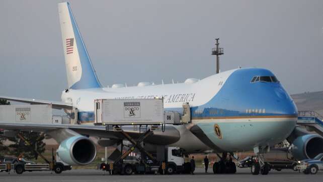 Bericht: Trump heimlich im Catering-Wagen aus Jet geschleust