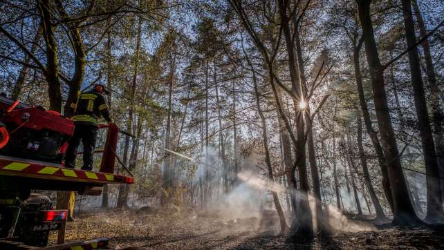 Löschhubschrauber stoppen Flammen-Ausbreitung in Bayern