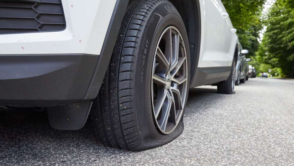 Klima-Aktivisten lassen Luft aus SUV-Reifen auf Sylt