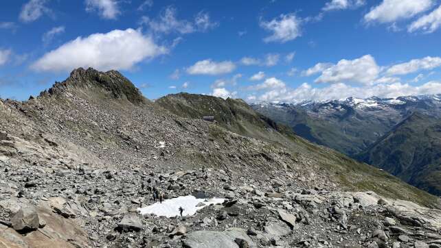 Deutscher Wanderer stürzt in Tirol über Felswände - tot