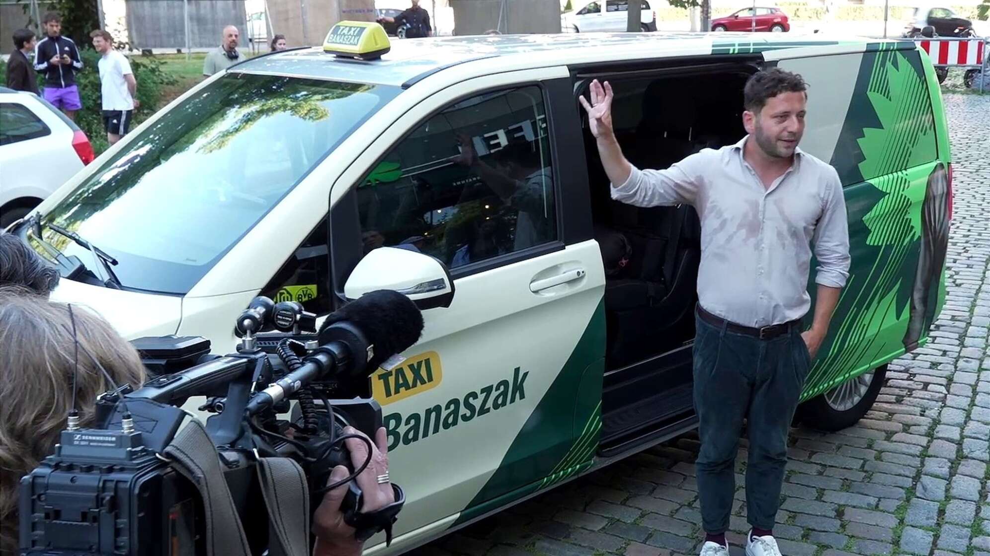 Wahlkampf: Grünen-Chef wird zum Taxifahrer