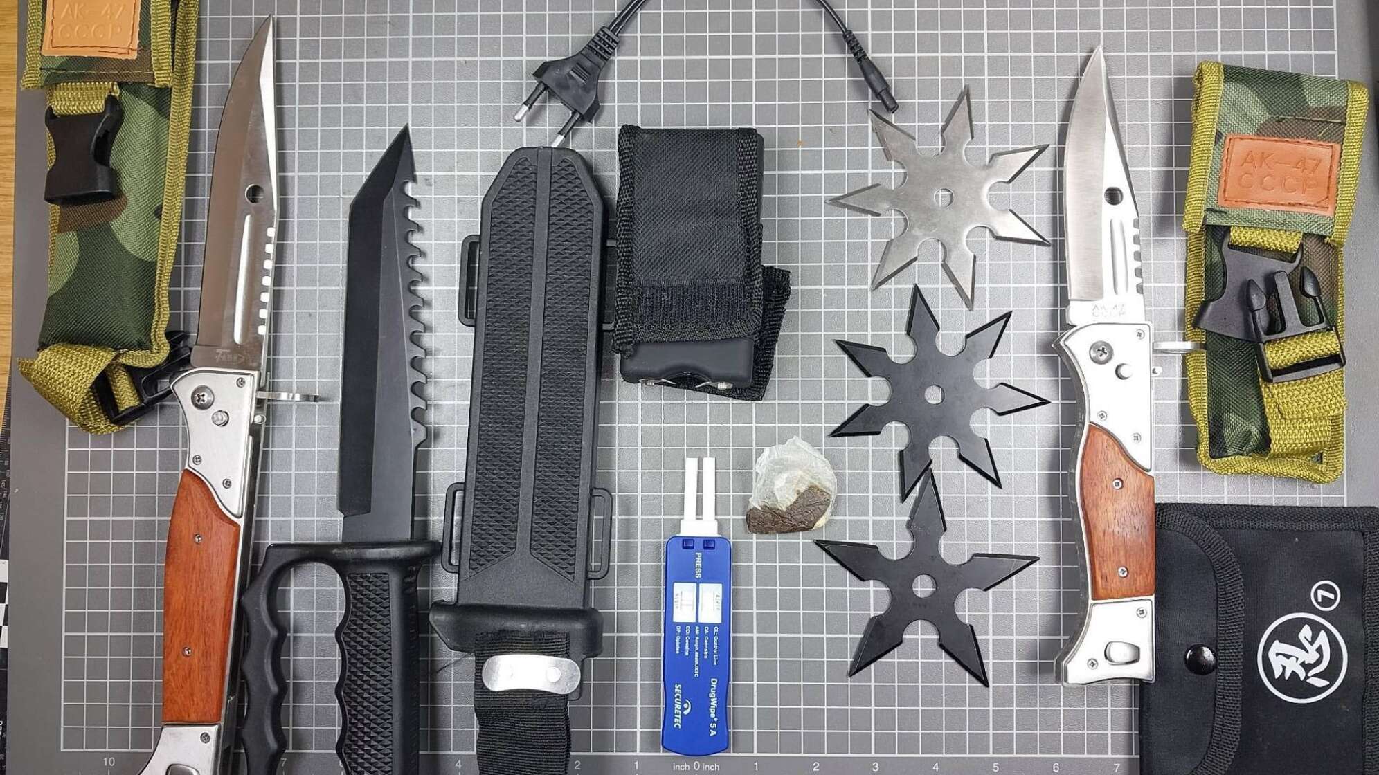 Jugendliche mit verbotenen Waffen erwischt