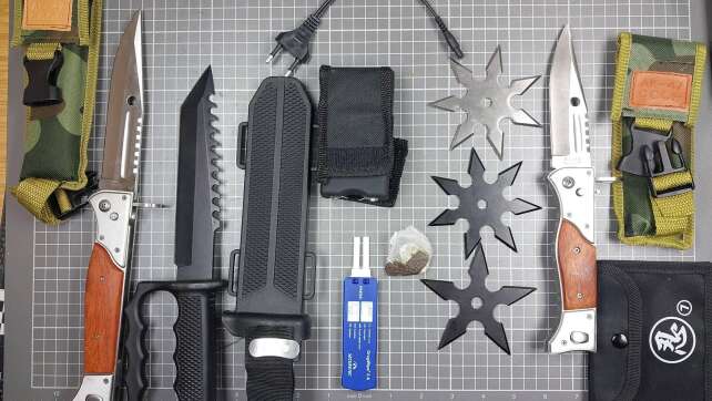 Teenager mit verbotenen Waffen an Grenze gestoppt
