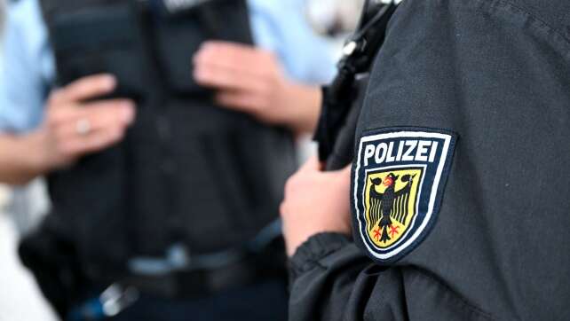 Mann stürzt ins Gleis und leistet später Widerstand