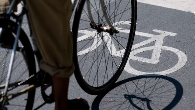 Spuckattacken auf Radweg und Bedrohung mit Messer