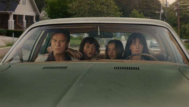 «The End of Oak Street»: Anne Hathaway kämpft gegen Dinos
