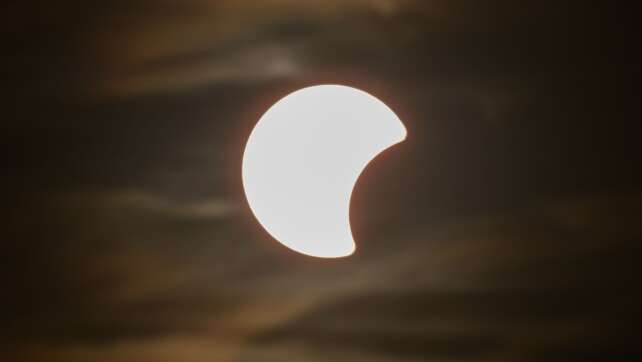 Besonderer Blick nach oben: Sonnenfinsternis über Europa