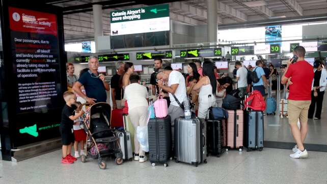 Ätna-Ausbruch: Sperre für Flughafen abermals verlängert