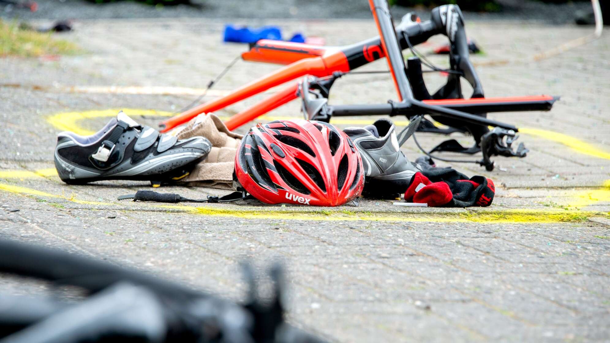 Auto fährt in Radsportler