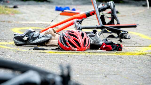 Autofahrer erfasst Radfahrer beim Überholen
