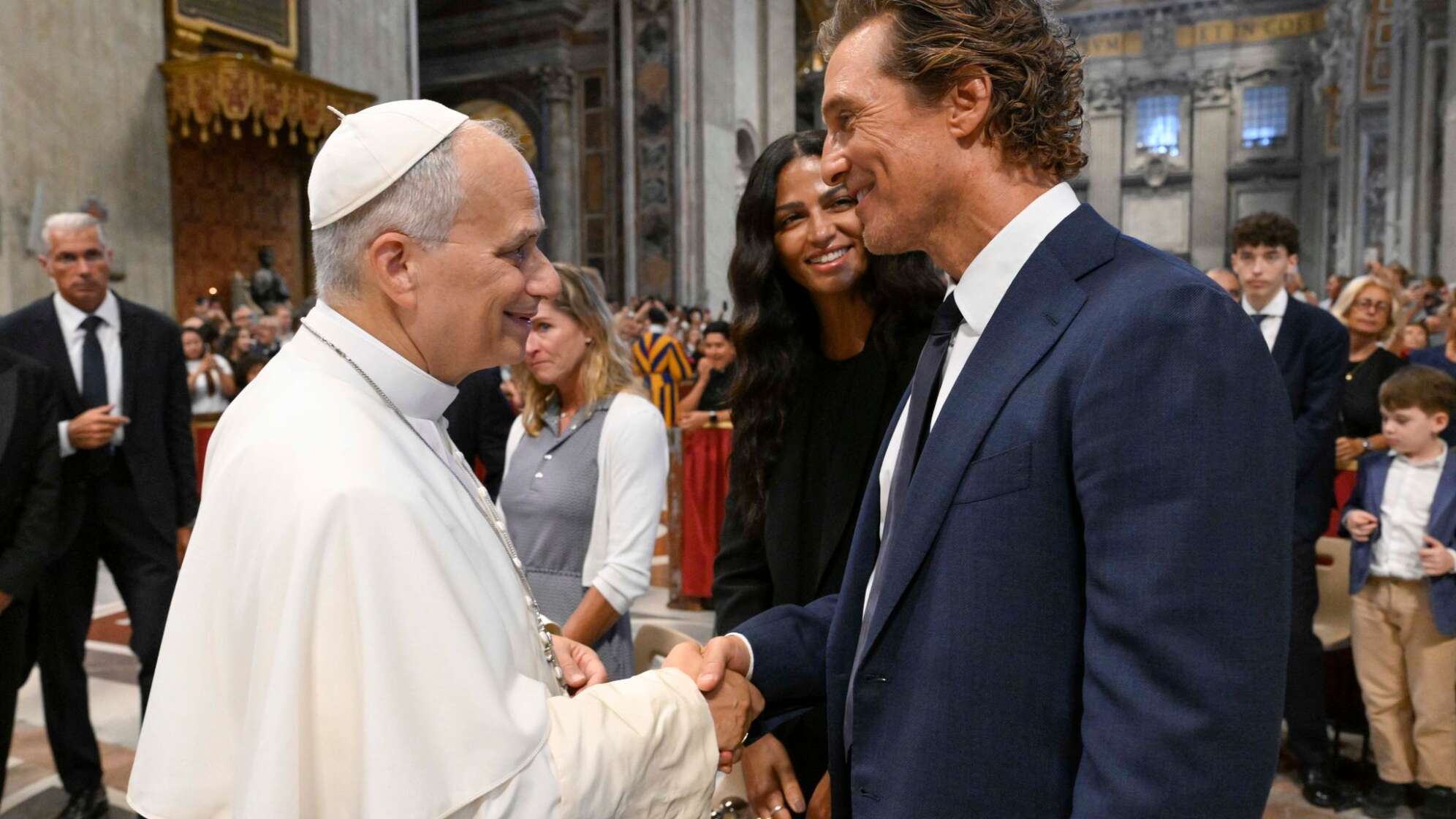 Papst Leo XIV. begrüßt und Matthew McConaughey