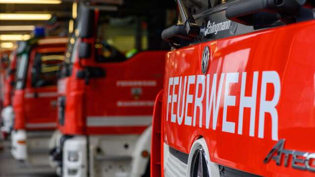 Flammen und eine Explosion: 13 Verletzte bei Stall-Brand