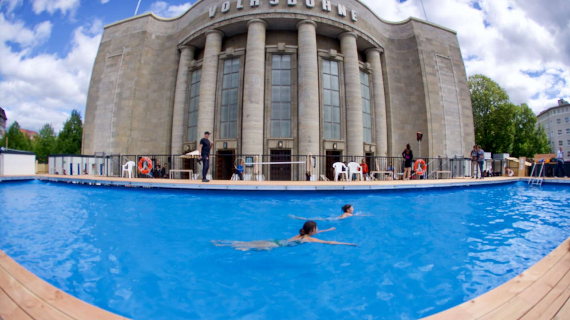 Baden vor der Volksbühne