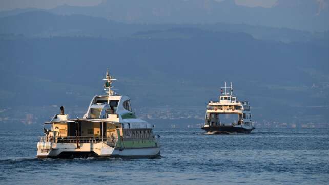 Katamaran prallt in Konstanz gegen Hafenmauer - Verletzte