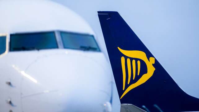 Behörde: Triebwerksteile zerstörten Fenster auf Ryanair-Flug