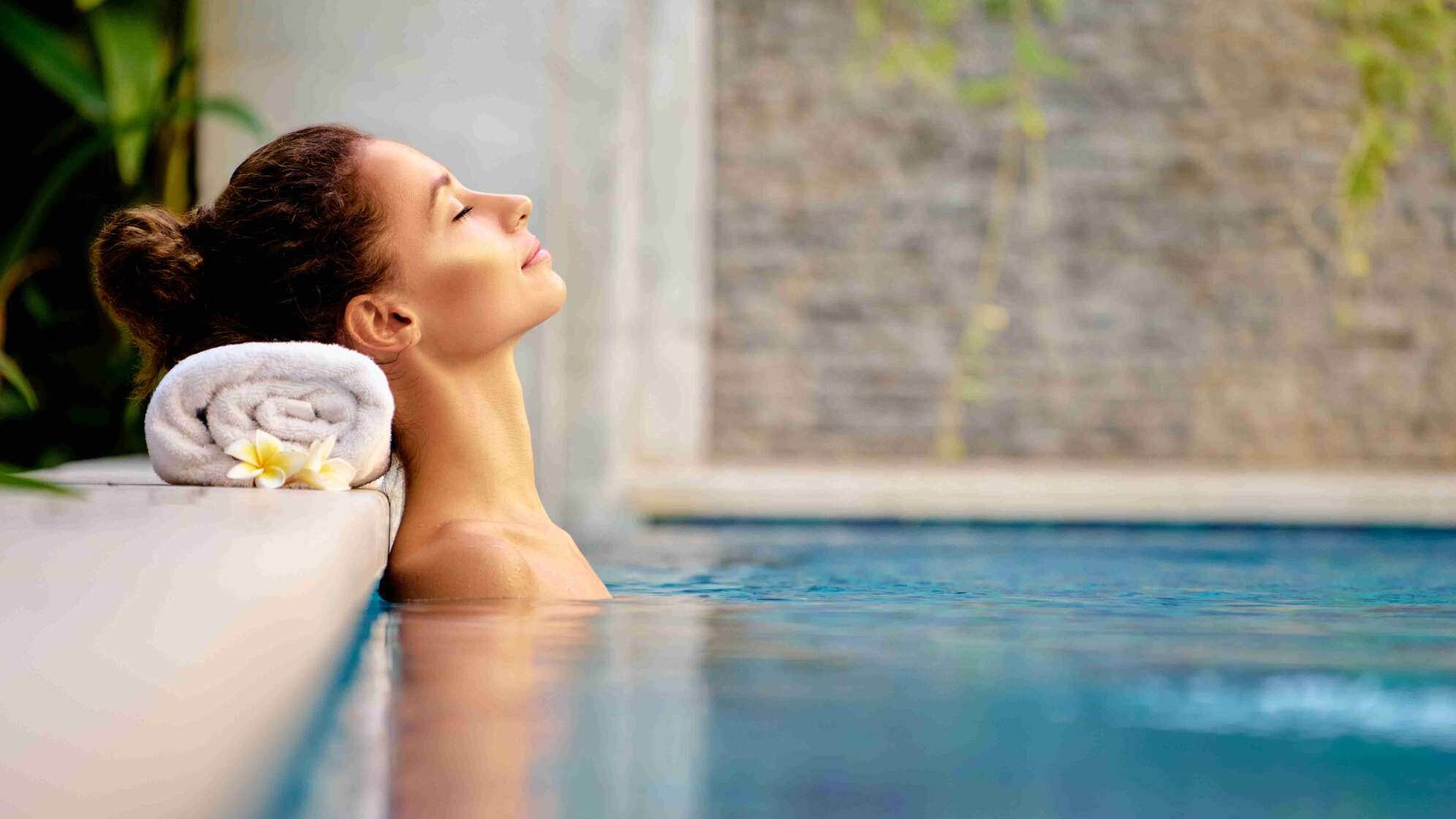 Frau entspannt im Pool