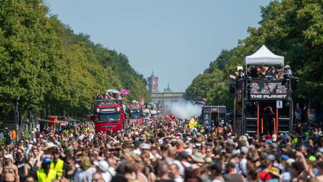 Hitzeschlacht im Techno-Takt: Parade gegen Terrorangst