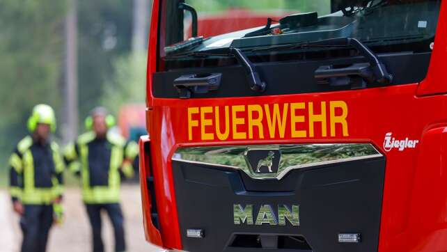 Straße wegen Waldbrand geräumt - Feuer nähert sich Häusern