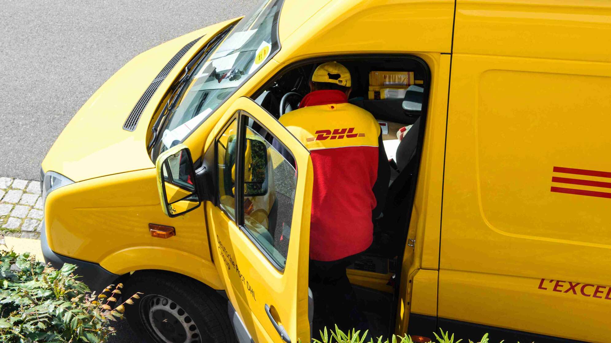 DHL Postbote