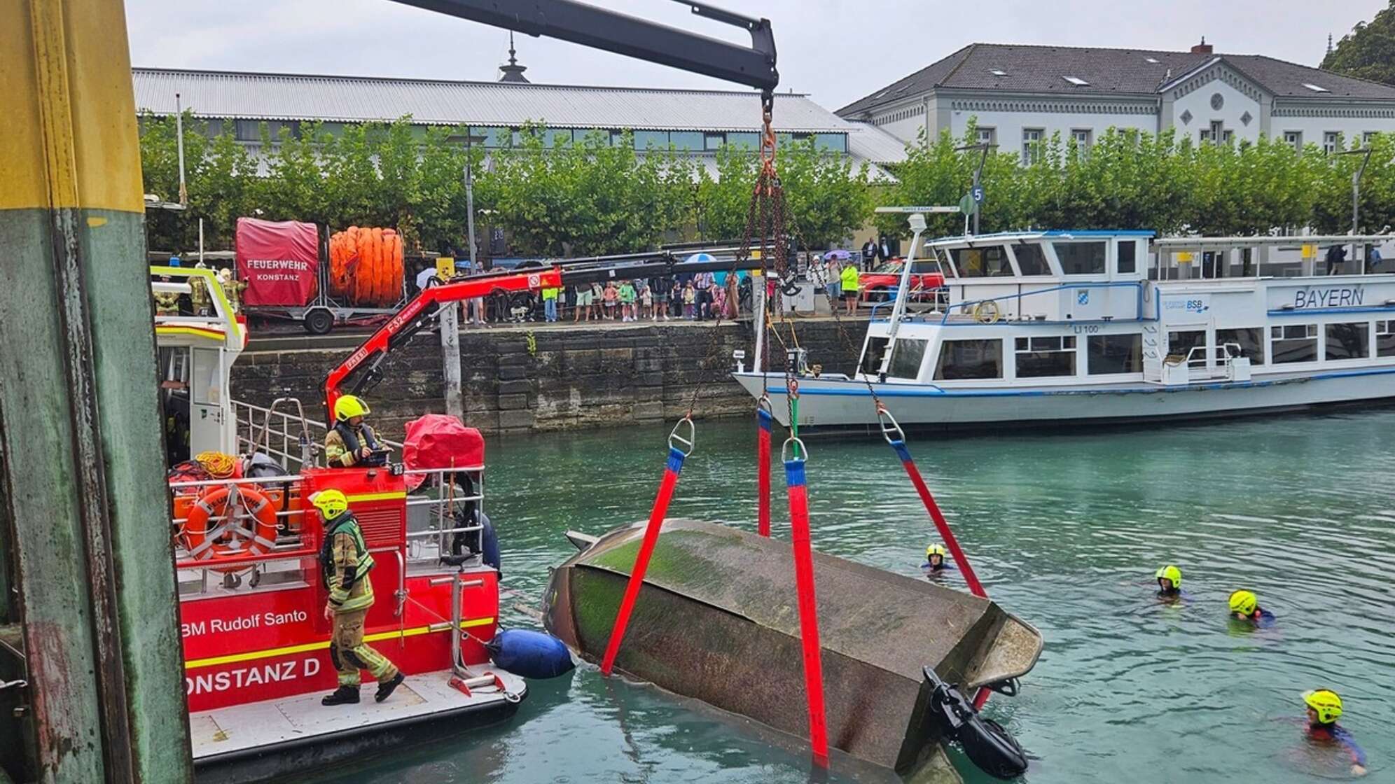 Gekentertes Motorboot im Konstanzer Hafen