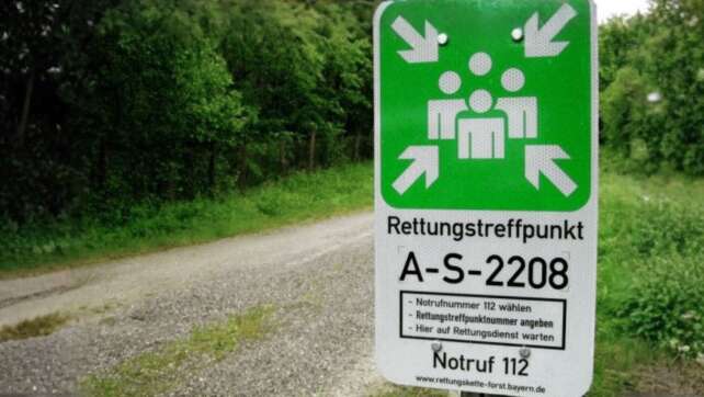 Rettungstreffpunkte in Bayern: Wie grüne Schilder im Wald und auf Feldern Leben retten können