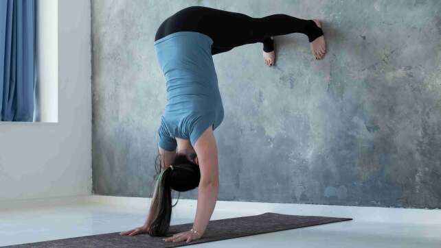 Fitnesstrend Wand-Pilates: So einfach geht's