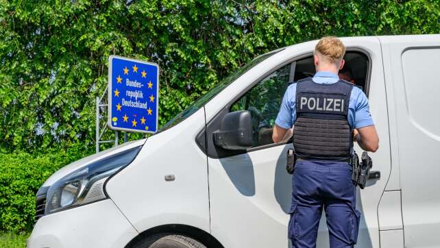 Dobrindt will Grenzkontrollen bis mindestens Mitte März