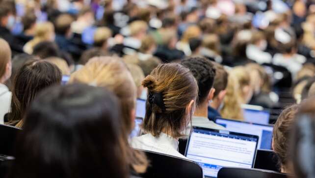 Junge Frauen liegen bei der Bildung häufig vorn