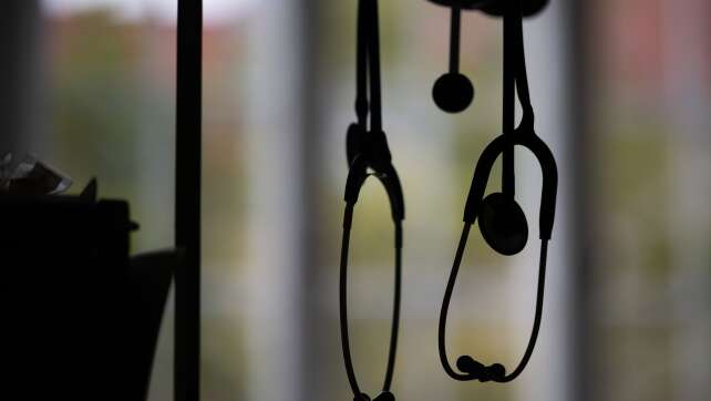 HNO-Arzt soll Männer unter Schmerzen sexuell genötigt haben