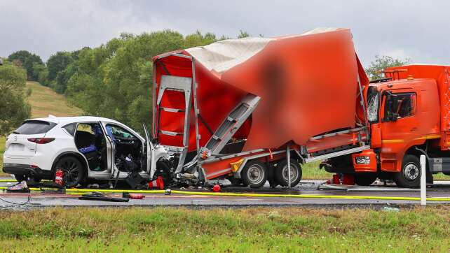 Tödlicher Crash mit zwei Toten - Acht Jugendliche im Auto