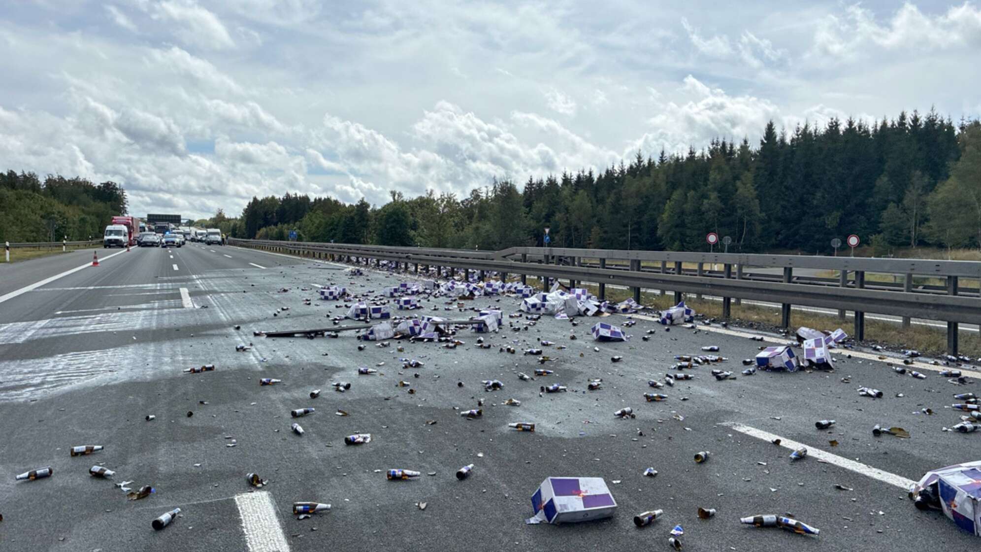 Lastwagen verliert Getränkeflaschen - Autobahn 9 gesperrt