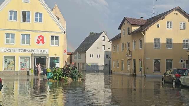 Gewitter, Starkregen - Marktplatz in Greding unter Wasser