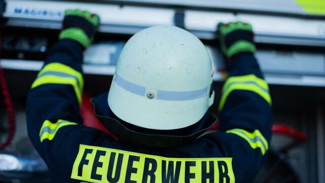 Brand in Regensburger Industriehalle löst Großeinsatz aus