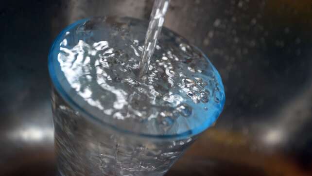 Bakterien im Trinkwasser - Diese Regeln gelten für Haushalte