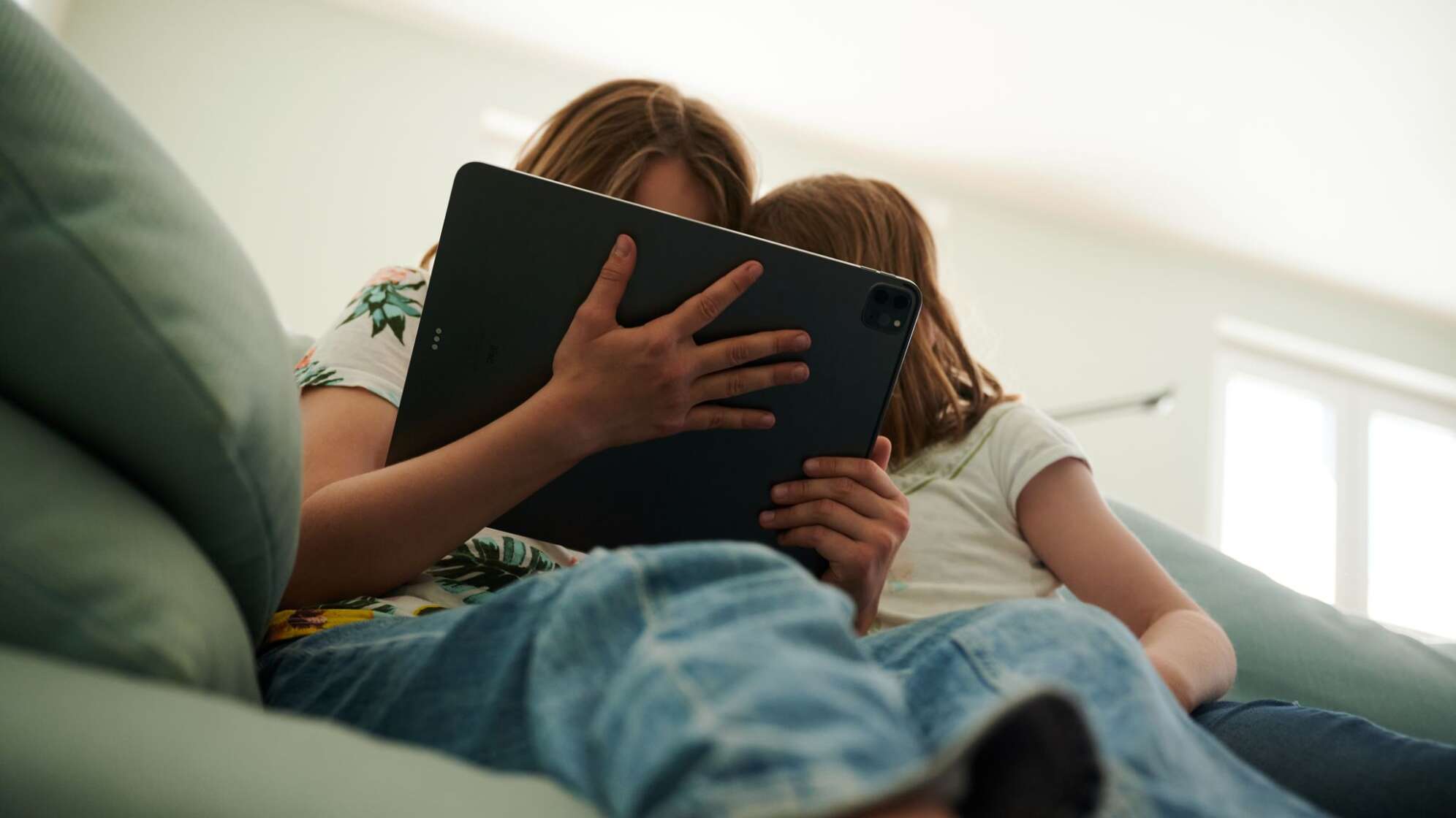 Kinder mit Tablet
