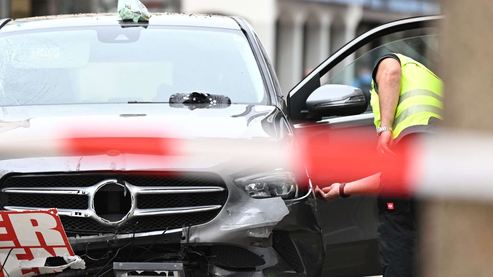 Auto rast durch Fußgängerzone