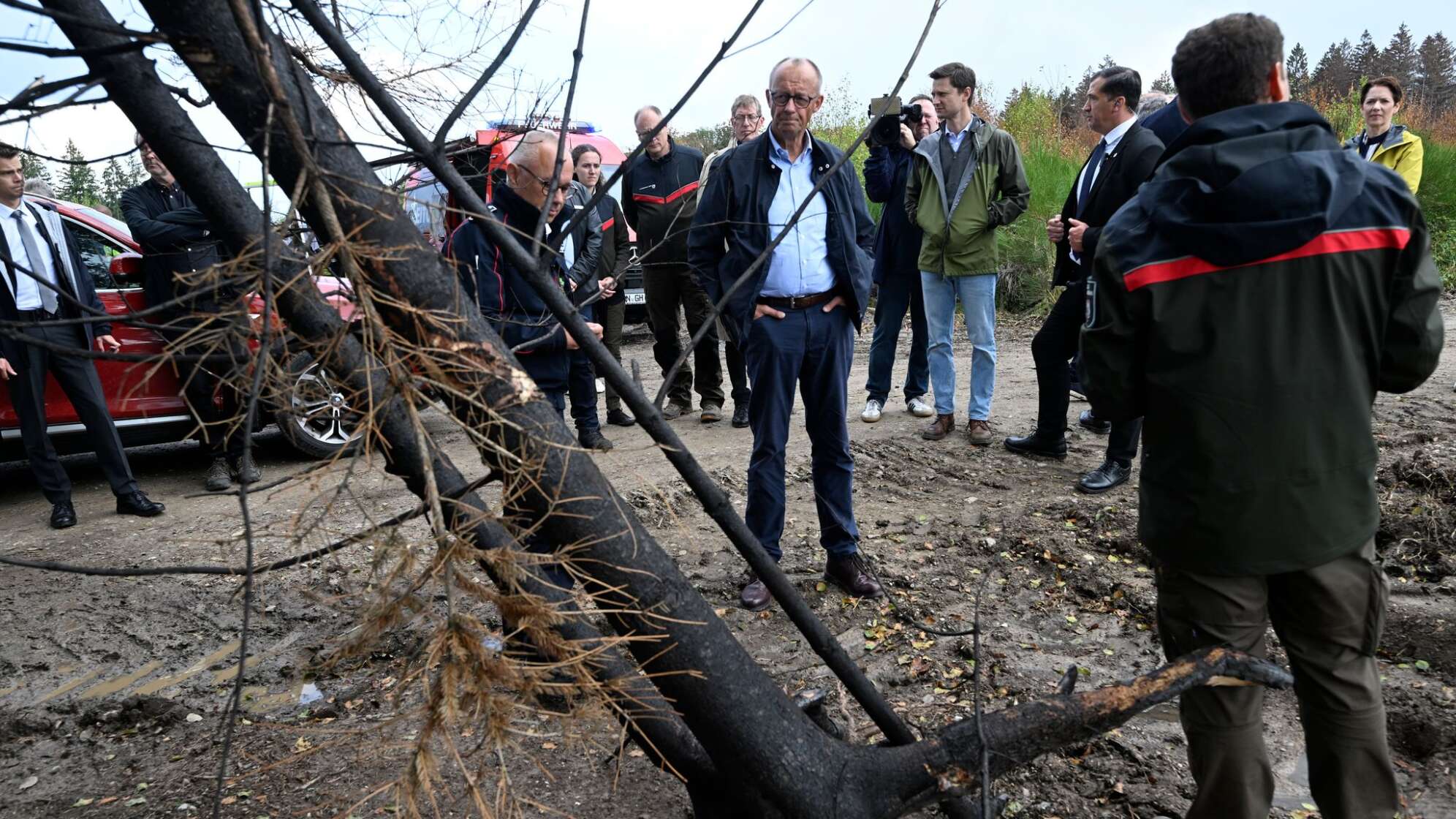 Bundeskanzler Merz besucht Waldbrandgebiet in Hürtgenwald
