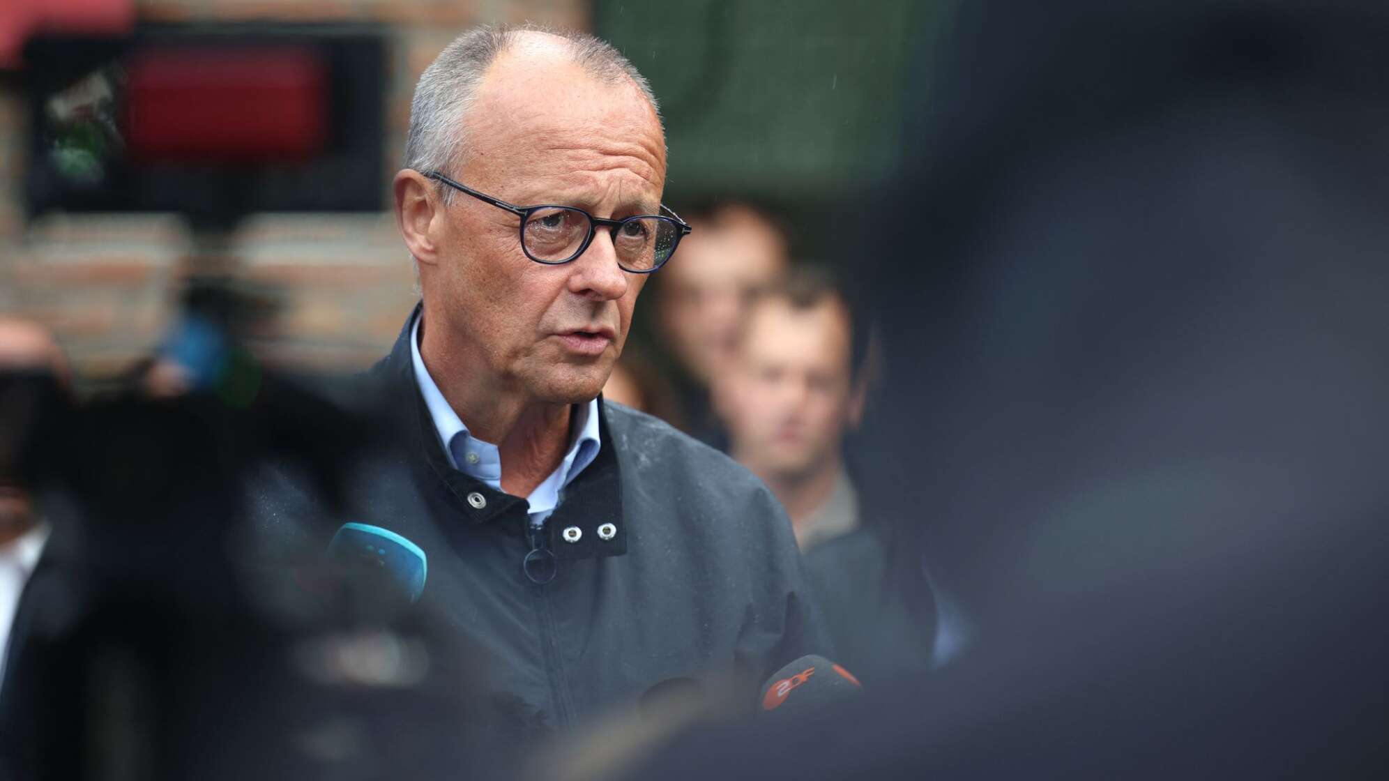 Bundeskanzler Merz besucht Waldbrandgebiet in Hürtgenwald