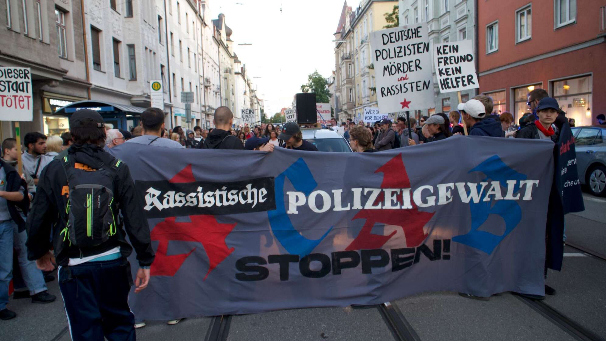 Demo nach Polizeischuss auf Schüler mit Softair-Waffe