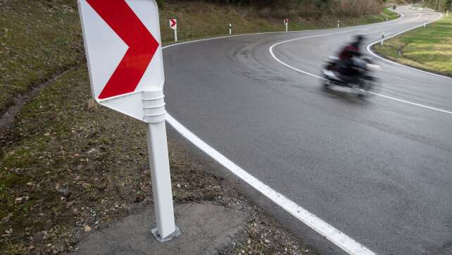 Motorradfahrer stürzt bei Stuntversuch