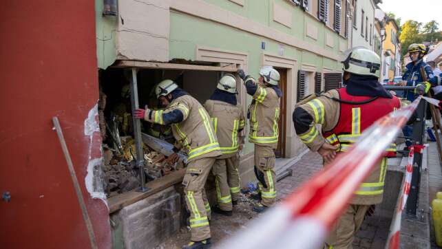 Auto in Bamberg kracht in Haus - zwei Menschen verletzt