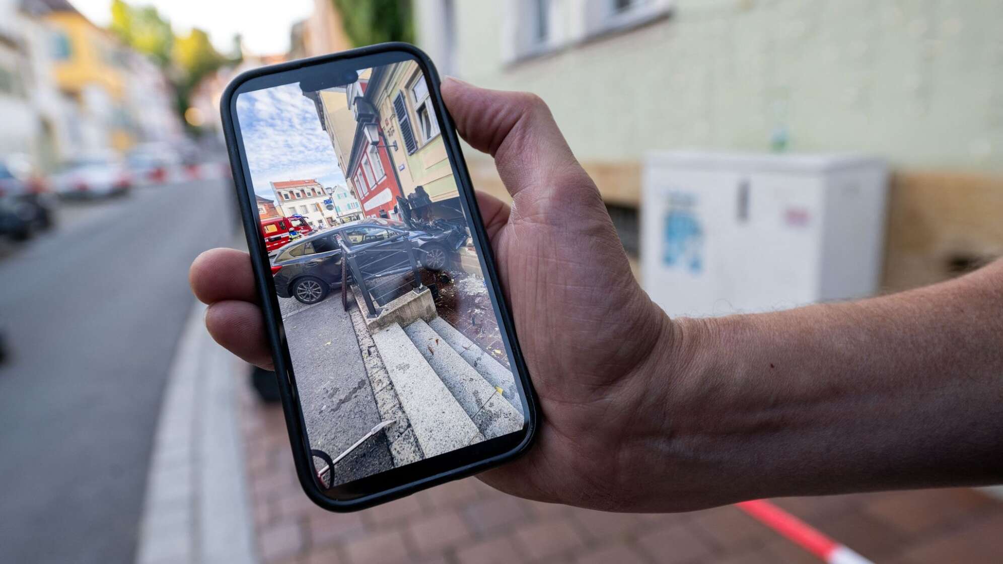 Auto kracht in Hauswand