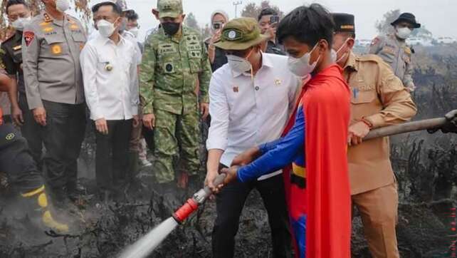 Junger Superman kämpft auf Borneo gegen Waldbrände